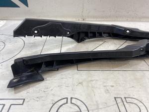 Кронштейн переднего бампера правый/левый 1Z0807184D Skoda Octavia II рест