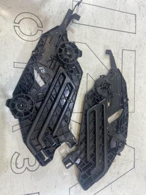 Кронштейн крепления фары левый 1Z0941613 Skoda Octavia II рест