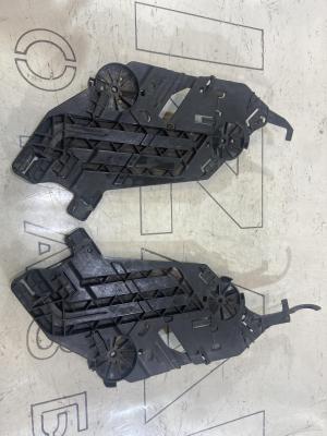 Кронштейн крепления фары левый 1Z0941613 Skoda Octavia II рест