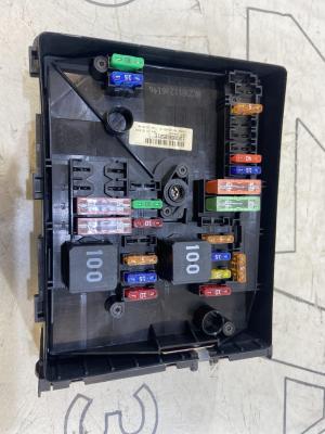 Центральный блок предохранителей для моторного отсека 1K0937125D Skoda Octavia II рест