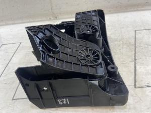 Кронштейн центрального  блока предохранителей 1K0907361C Skoda Octavia II рест