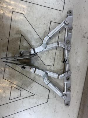 Петли крышки багажника левая правая 4B5827302F Audi  A6 С6