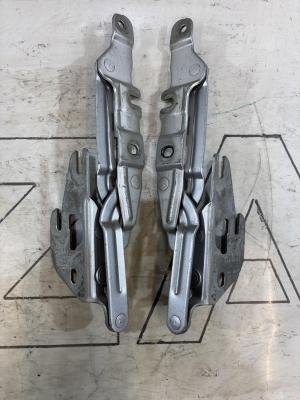 Петли крышки багажника левая правая 4B5827302F Audi  A6 С6