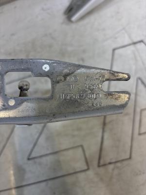 Петли крышки багажника  левая правая 4F5827301D Audi A6 C6