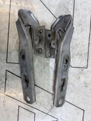 Петли капота левая правая 8E0823301E Audi A4 B6