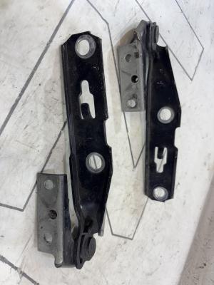 Петли капота левая правая 8E0823302E Audi A4 B6