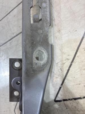 Петли капота левая правая 8E0823302E Audi A4 B6