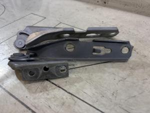 Петли капота левая правая 8E0823302E Audi A4 B6