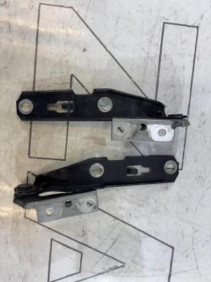 Петли капота левая правая 8E0823302E Audi A4 B6