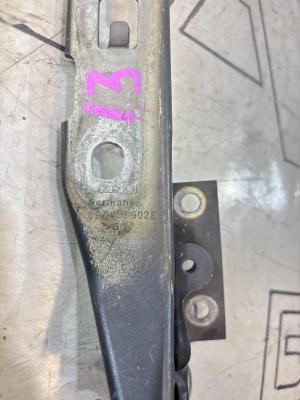 Петли капота левая правая 8E0823302E Audi A4 B6