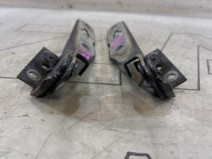 Петли капота левая правая 8E0823302E Audi A4 B6