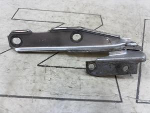 Петля капота правая 4B0823302D Audi A6 C5 / A6 C5 Allroad