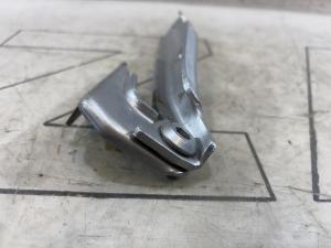 Петля капота правая 4B0823302D Audi A6 C5 / A6 C5 Allroad