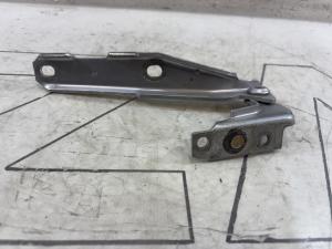 Петля капота правая 4B0823302D Audi A6 C5 / A6 C5 Allroad