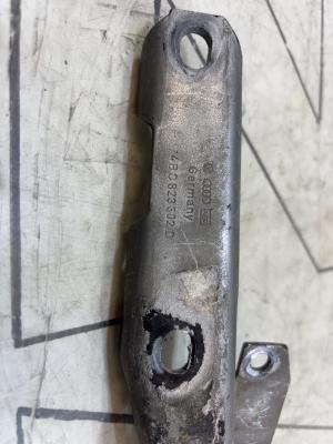 Петля капота правая 4B0823302D Audi A6 C5 / A6 C5 Allroad