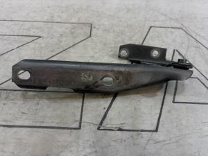 Петля капота правая 4B0823302D Audi A6 C5 / A6 C5 Allroad