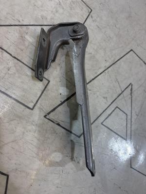 Петля капота правая 4B0823302D Audi A6 C5 / A6 C5 Allroad