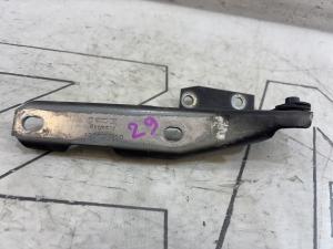 Петля капота правая 4B0823302D Audi A6 C5 / A6 C5 Allroad