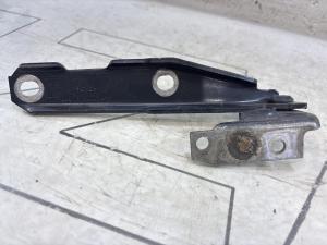 Петля капота правая 4B0823302D Audi A6 C5 / A6 C5 Allroad