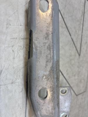 Петля капота правая 4B0823302D Audi A6 C5 / A6 C5 Allroad