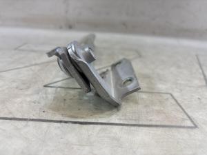 Петля капота правая 4B0823302D Audi A6 C5 / A6 C5 Allroad