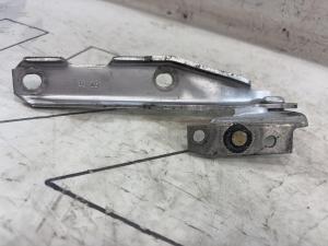 Петля капота правая 4B0823302D Audi A6 C5 / A6 C5 Allroad