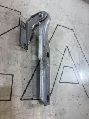 Петля капота правая 4B0823302D Audi A6 C5 / A6 C5 Allroad