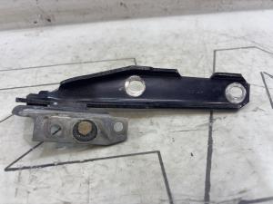 Петля капота левая 4B0823301D Audi A6 C5 / A6 C5 Allroad