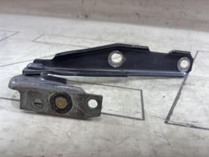 Петля капота левая 4B0823301D Audi A6 C5 / A6 C5 Allroad