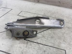 Петля капота левая 4B0823301D Audi A6 C5 / A6 C5 Allroad