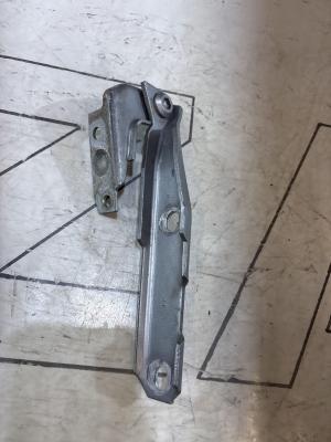 Петля капота левая 4B0823301D Audi A6 C5 / A6 C5 Allroad