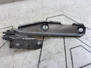 Петля капота левая 4B0823301D Audi A6 C5 / A6 C5 Allroad