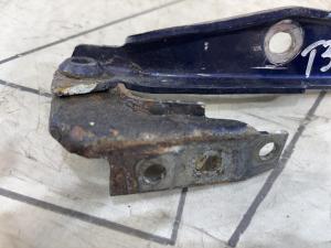 Петля капота левая 4B0823301D Audi A6 C5 / A6 C5 Allroad