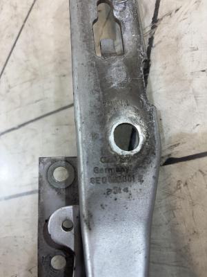 Петля капота левая 8E0823301E Audi A4 B6