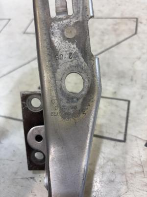 Петля капота левая 8E0823301E Audi A4 B6