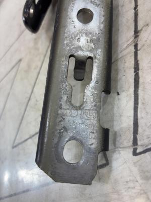 Петля капота правая 4F0823302 Audi A6 C6 / S6 C6 / RS6 C6
