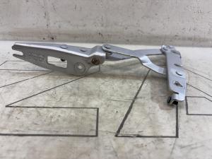 Петля крышки багажника левая 8E5827301G Audi A4 B6 sedan