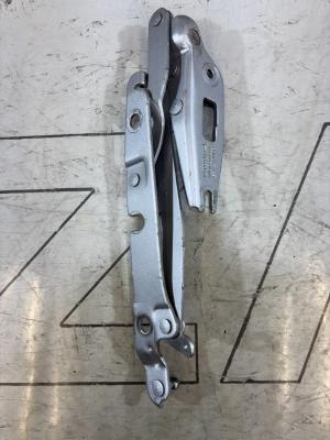 Петля крышки багажника левая 8E5827301G Audi A4 B6 sedan