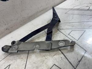 Петля крышки багажника 8E5827302C Audi A4 B6 sedan