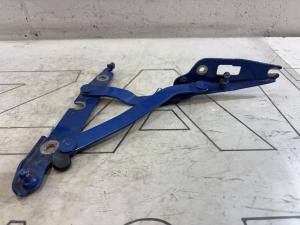 Петля крышки багажника 8E5827302C Audi A4 B6 sedan