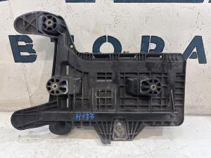 Площадка под АКБ 1K0915333C Volkswagen Jetta MK5