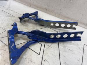 Петли капота левая правая 1Z0823302C Skoda Octavia 2