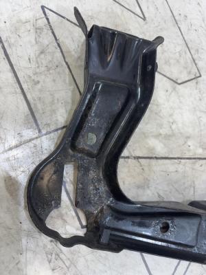 Кронштейн фар левый 1Z0805071A Skoda Octavia 2