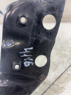 Кронштейн фар левый 1Z0805071A Skoda Octavia 2