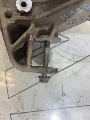 Кронштейн подрамника левый 1K0199295F Volkswagen Jetta MK5