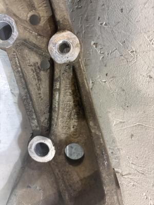 Кронштейн подрамника правый 1K0199296F Volkswagen Jetta MK5