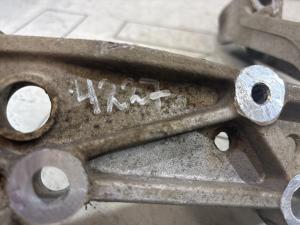 Кронштейн подрамника правый 1K0199296F Volkswagen Jetta MK5