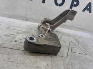 Кронштейн подрамника правый 1K0199296F Volkswagen Jetta MK5