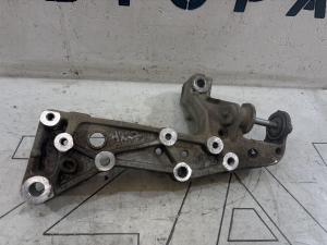 Кронштейн подрамника правый 1K0199296F Volkswagen Jetta MK5