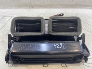 Дефлектор воздушны в торпедо центральныйй 1Z0820951 Skoda Octavia RS II